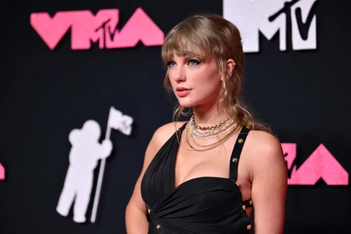 Taylor Swift, Shakira shine at MTV Video Music Awards