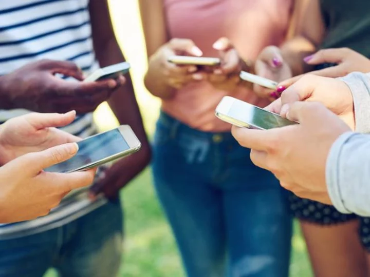 Teens should be trained before entering the world of social media, APA says