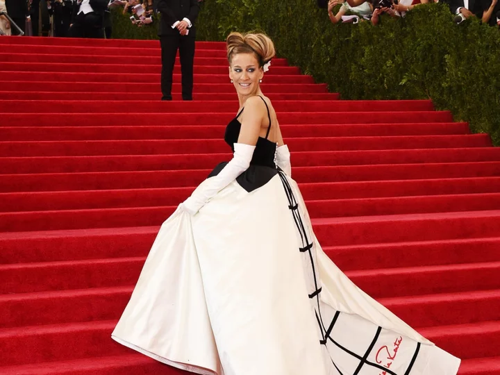 Sarah Jessica Parker’s custom Oscar de la Renta gown from 2014 Met Gala goes up for auction