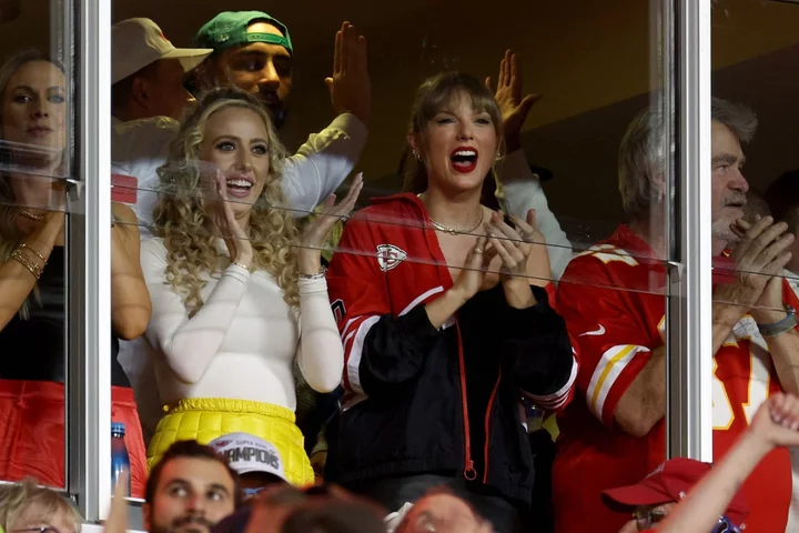 Taylor Swift’s jacket from Chiefs game hints at Travis Kelce romance