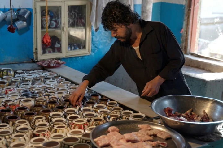 Afghan cook pours his heart into 'teapot' lamb stew