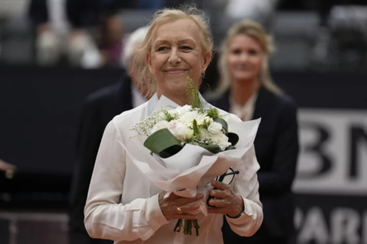 Martina Navratilova says she is clear of cancer after tests