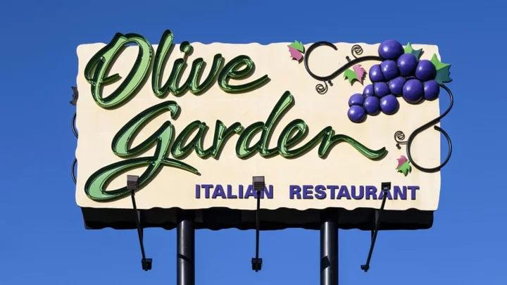 The Truth About Olive Garden’s “Unlimited“ Breadsticks Deal