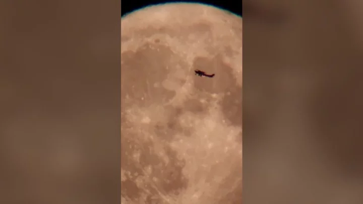 Supermoon completely dwarfs plane as it flies through Oregon skies in spectacular clip