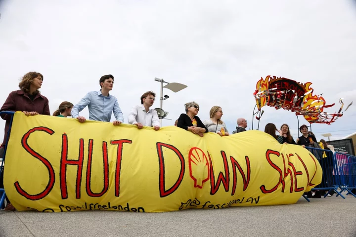 Climate Activists Disrupt Shell AGM as Investors Back Board
