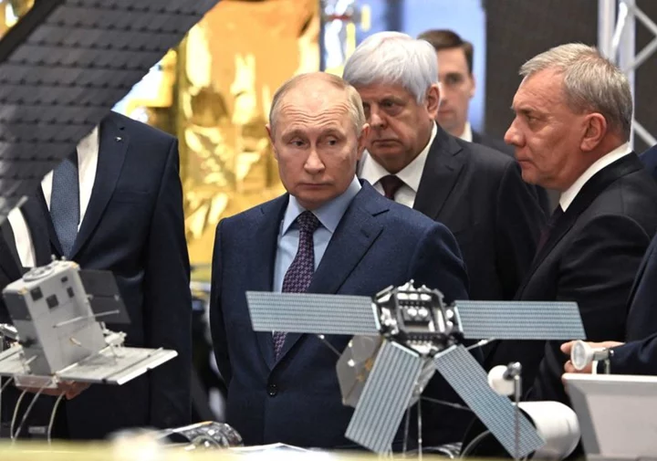 Putin aims to have Russian space station by 2027
