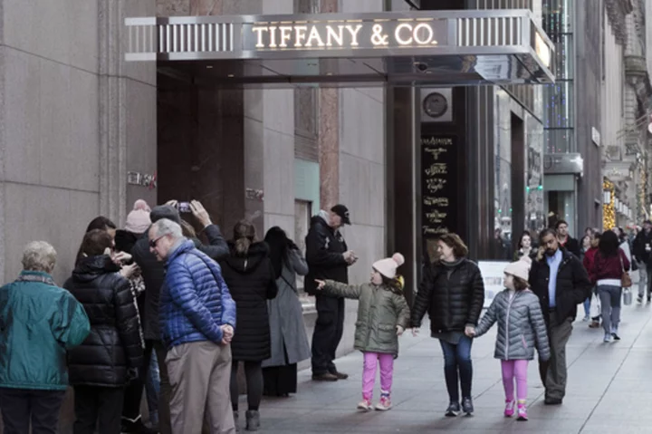 Electrical fire sends smoke billowing from under New York City's iconic Tiffany store