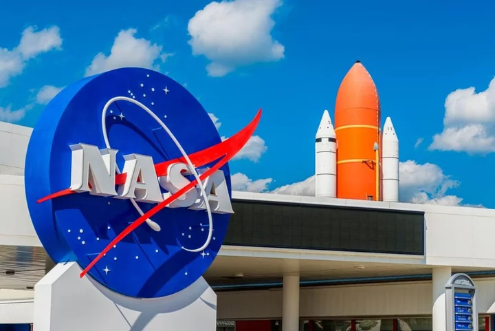 Nasa says Jeff Bezos will build moon lander for Artemis mission