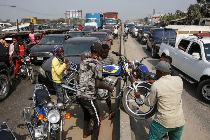 Nigeria Ups Wages Ahead of Worker Strike Over Sweeping Reforms