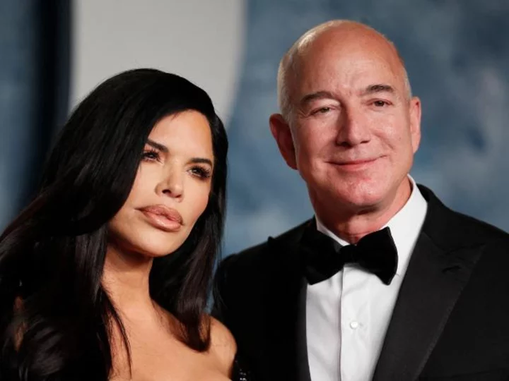 Jeff Bezos and Lauren Sánchez are engaged