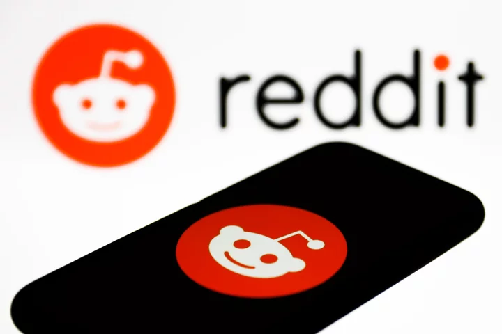 Apollo app to shut down as Reddit API dispute somehow gets uglier