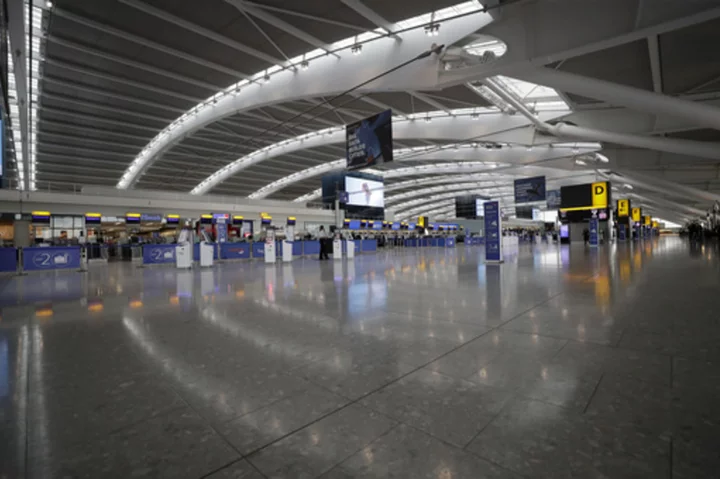 Systems error affecting electronic gates leaves travelers to UK waiting for hours