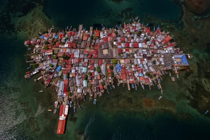 'We're going to sink': hundreds abandon Caribbean island home