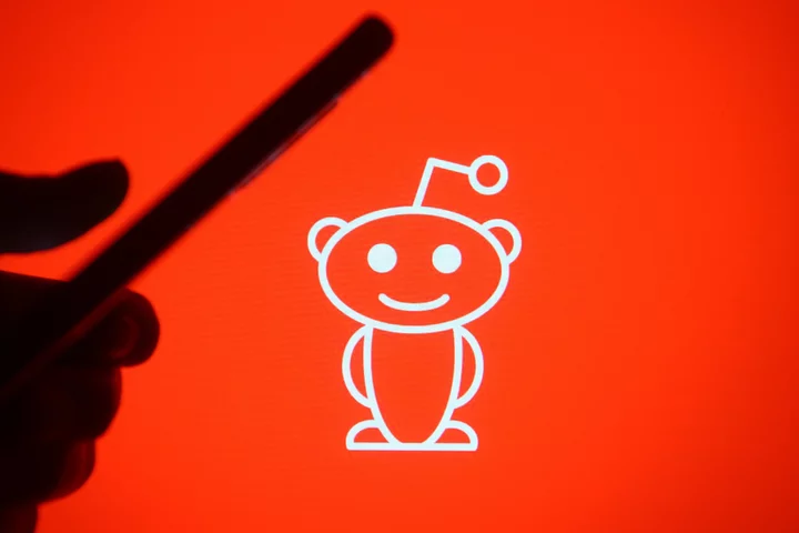 Amid protests, Reddit seeks to force subreddits to reopen