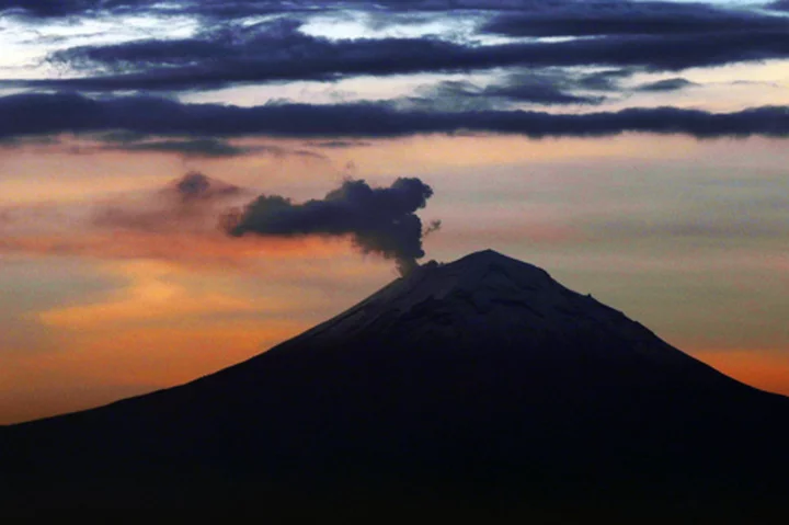 Volcanic ash from Popocatepetl temporarily shuts down Mexico City airports