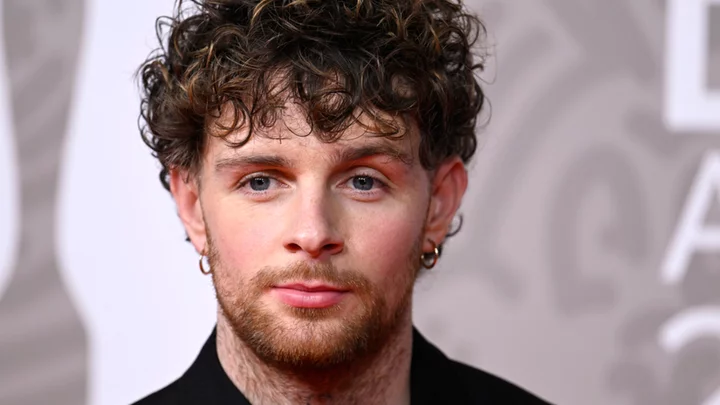 Tom Grennan pays to fly Argentine fan to Coventry play-off final