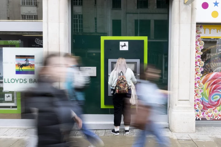 UK Watchdog to Meet With Banks Over Rates for Savers, FT Says