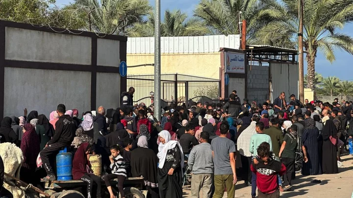 Anger and despair as Palestinians queue for supplies during truce