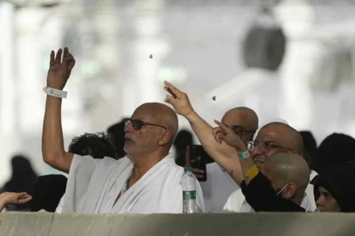 Muslims at Hajj brave intense heat to cast stones at pillars representing the devil