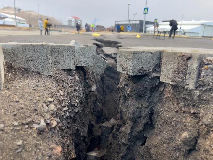 Iceland volcano – live: Experts reveal exact location for ‘likely’ eruption as magma flow continues