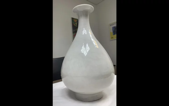 British and Swiss police break up a crime ring and recover a valuable Ming vase in a sting operation