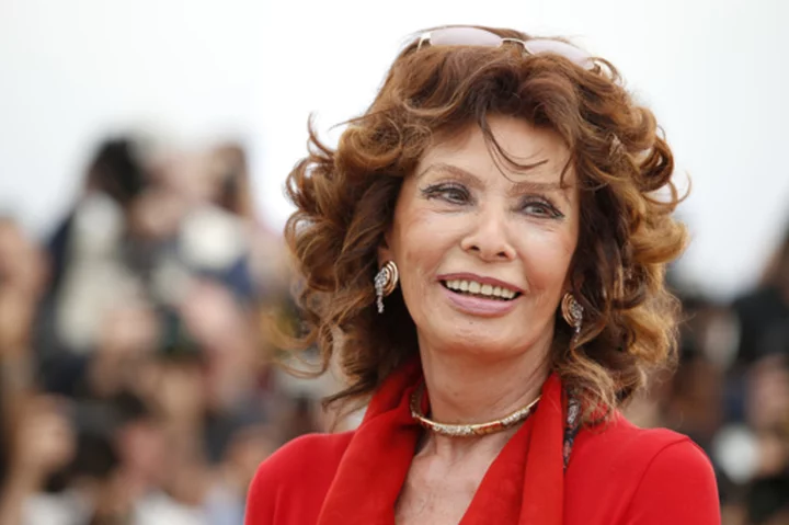 Film legend Sophia Loren has successful surgery after fracturing a leg in a fall at home, agent says