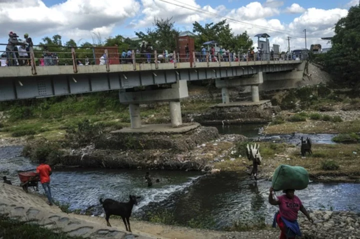 Dominican president suspends visas for Haitians and threatens to close border with its neighbor