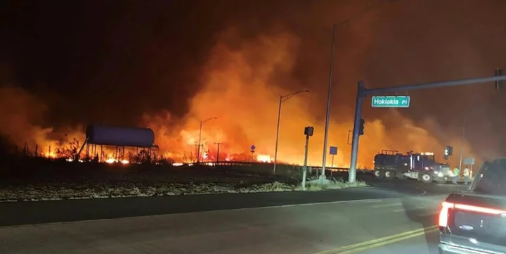 Fast-moving wildfire kills at least 6 as it razes Hawaiian town