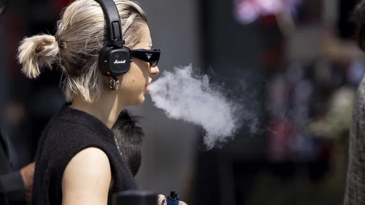 Vaping: Australia to ban disposable vape products from January