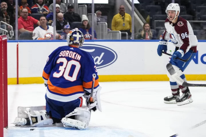 Rantanen has goal, 3 assists as Avalanche beat Islanders 7-4 for record 15th straight road win