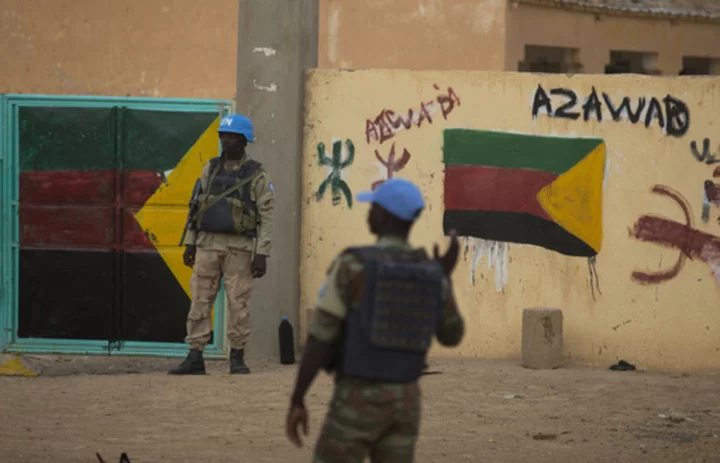 U.N. peacekeepers in Mali withdraw from two bases in the north as fighting intensifies