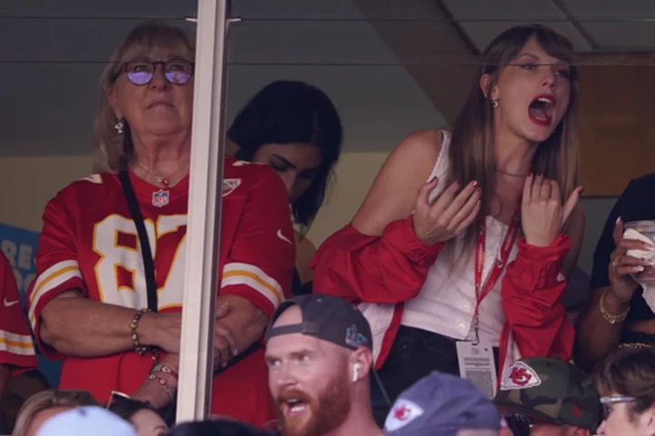 Taylor Swift turns out to see Travis Kelce, Kansas City Chiefs play Chicago Bears