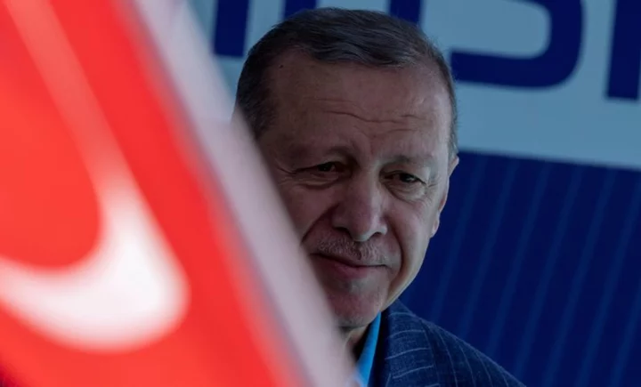 Erdogan positioned to extend rule in Turkey runoff election