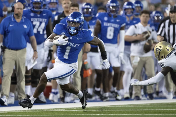 Devin Leary throws 3 TD passes, Ray Davis scores twice to lead Kentucky 35-3 blowout of Akron