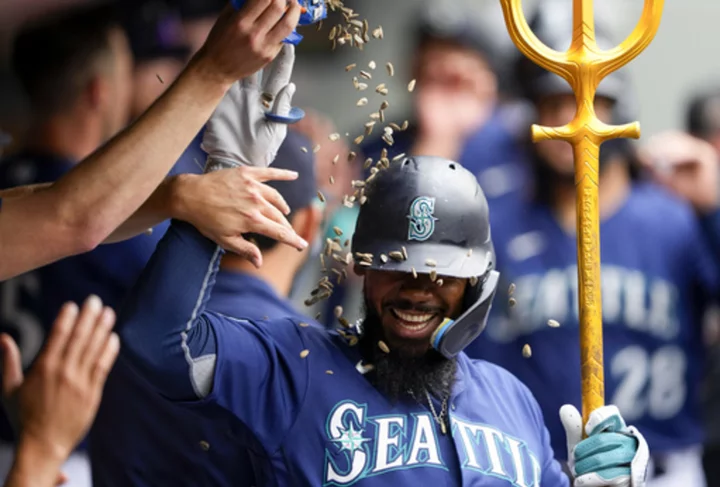 Mariners close out August with 21 wins after rallying past Oakland for 5-4 victory