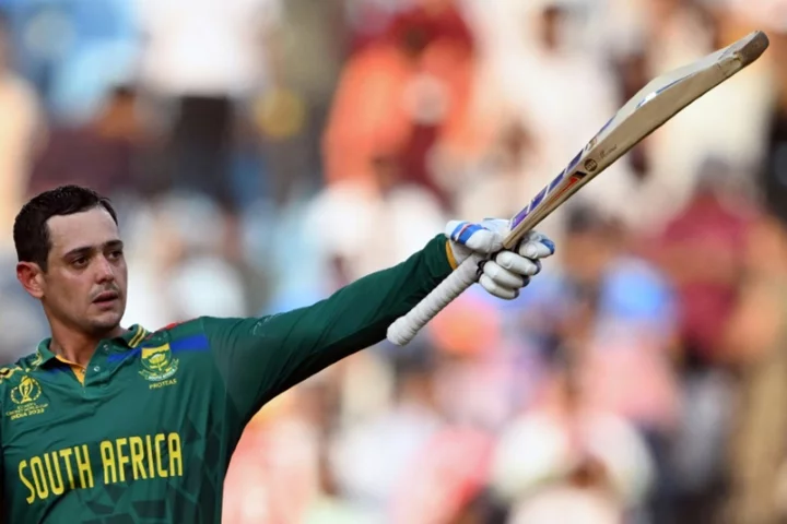 De Kock shines as South Africa make 311-7 against Australia