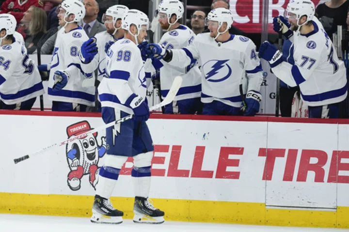 Hedman taps in late goal, Lightning edges Blackhawks 3-2 to end 3-game slide