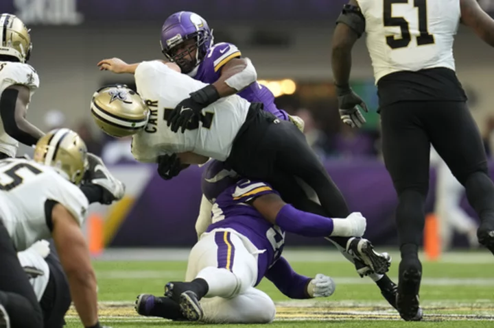 Saints QB Derek Carr leaves game vs. Vikings with shoulder injury and concussion