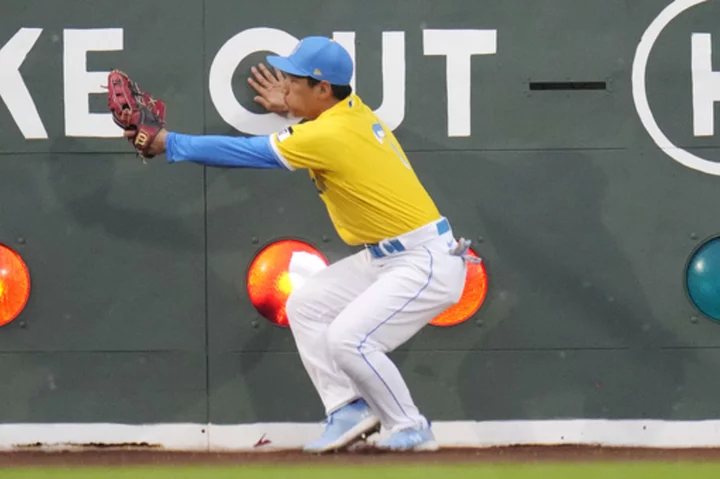 Hit ball gets lodged in red light of Fenway Park's Green Monster