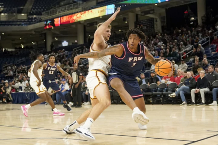 Goldin scores 19 as No. 10 Florida Atlantic opens with 75-62 win over Loyola Chicago