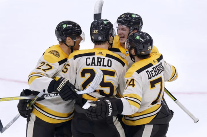 Bruins' 1970 and 1972 Stanley Cup winners finally raise banner to rafters