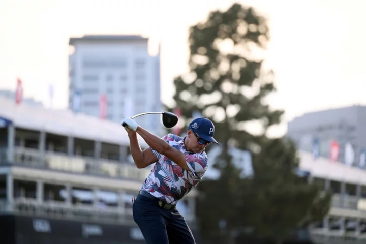 Fowler takes one-shot lead into US Open third round