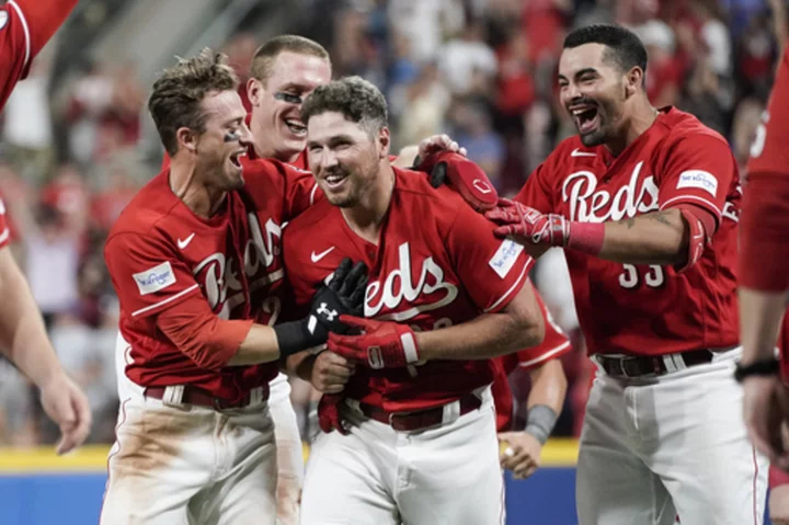 De La Cruz and Renfroe help Reds rally in 9th for 2-1 win over Cubs