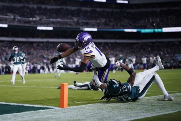 Justin Jefferson can't hold on, Vikings' 4 fumbles prove costly in sloppy loss to Eagles