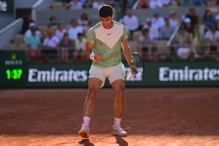 Alcaraz powers into French Open quarter-finals