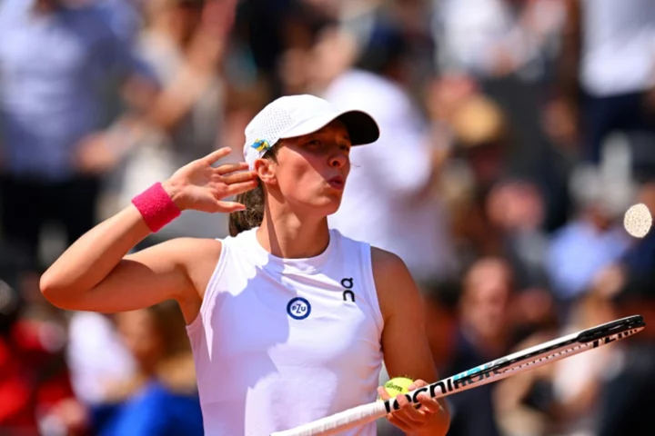 Reigning champion Swiatek reaches French Open semi-finals