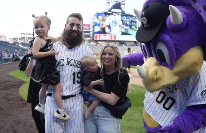 Blackmon can earn up to $15 million in 2024 deal with Rockies