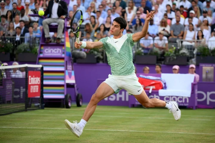 Alcaraz powers past Dimitrov into Queen's semi-finals