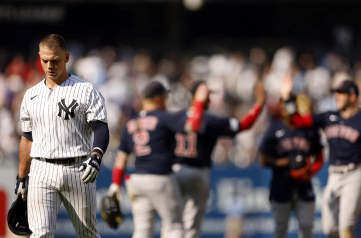 Alternate universe: Scenes from Red Sox, Yankees clubhouses just don't seem right