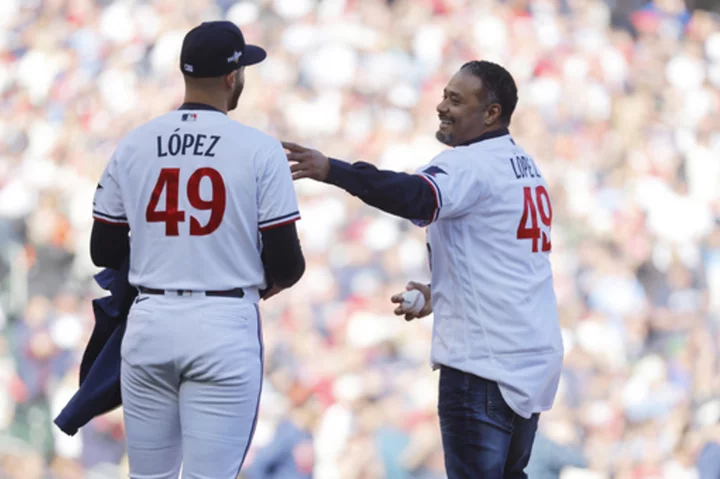 Santana dons López jersey as former and current Twins pitchers share pregame moment at mound